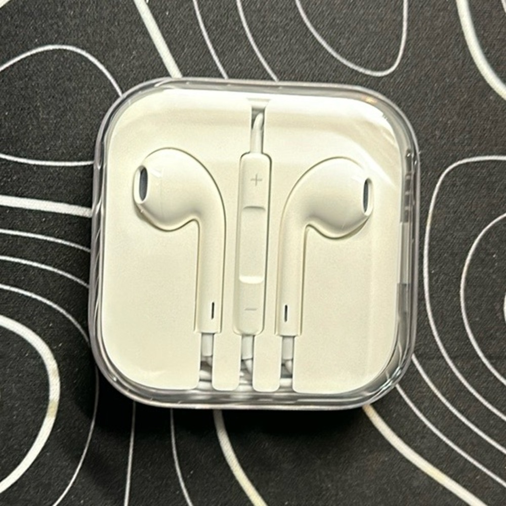•APPLE• Authentic Headphones w/regular connection NEVER USED
